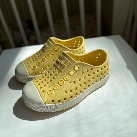 Native Shoes - Picture 1 of 4